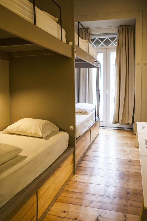Bed in 4-Bed Mixed Dormitory Room with Shared Bathroom